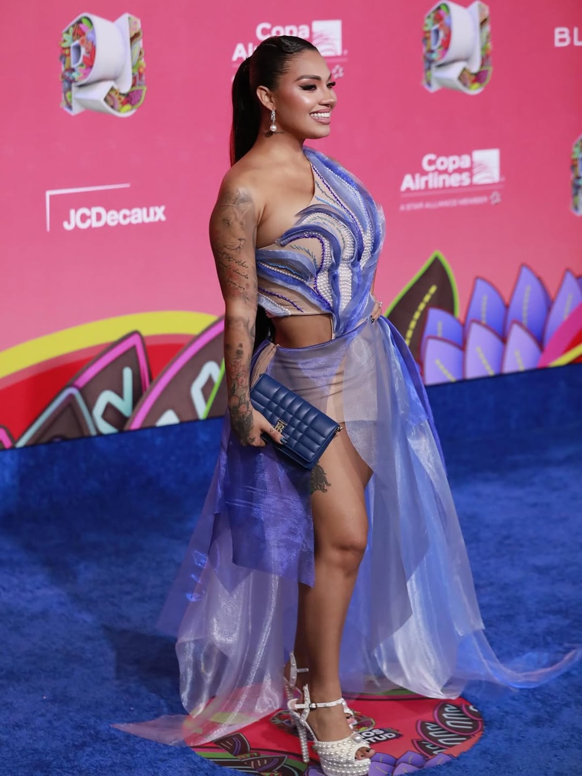 Artistas nacionales e internacionales que vistieron diseño local en Premios Juventud 2025