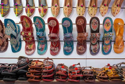 Prada lanzará sandalias tradicionales indias con artesanos locales tras polémica cultural