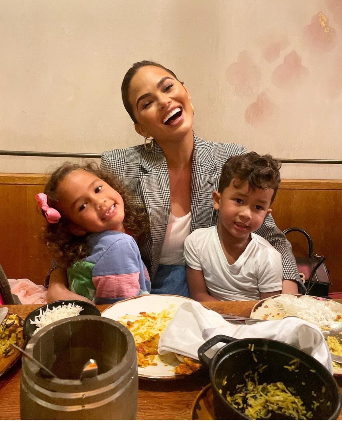 Chrissy Teigen anuncia su nuevo embarazo, dos años después de perder a su tercer hijo