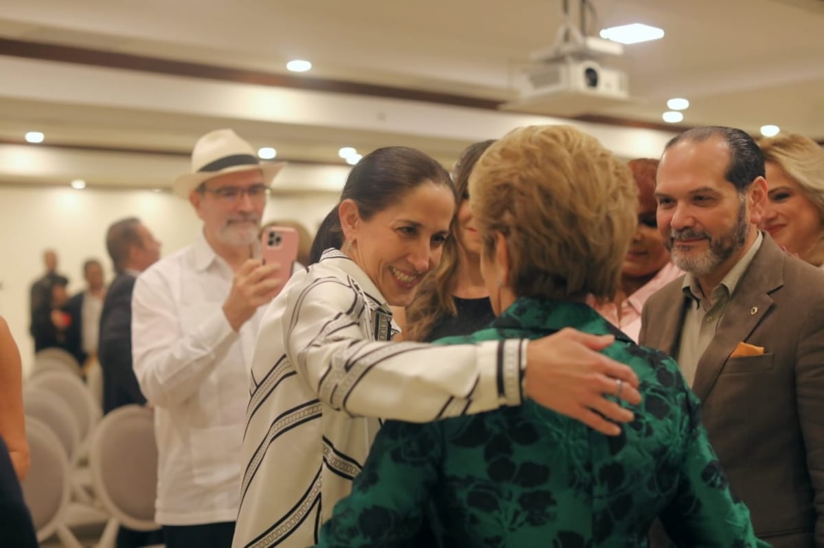 El encuentro de la ministra de Cultura, María Eugenia Herrera, con la expresidenta Mireya Moscoso en la presentación de su documental ‘Mireya, Mujer de Fortaleza’