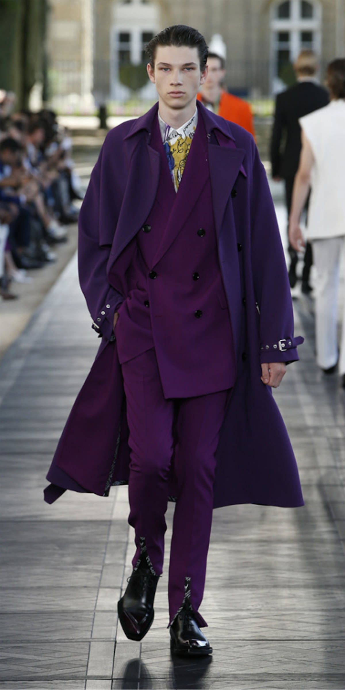 El clásico traje masculino se reinventa