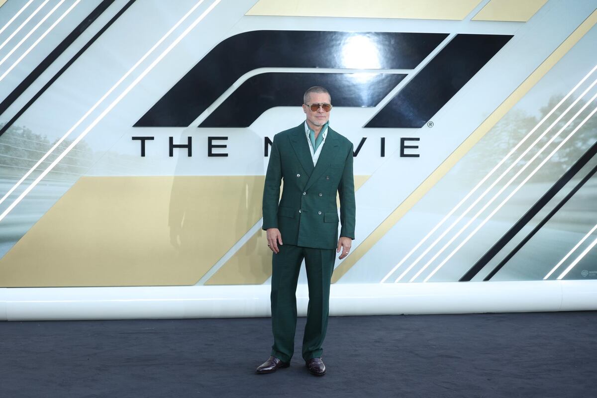 Traje verde y gafas doradas: el look de Brad Pitt en la premiere de F1