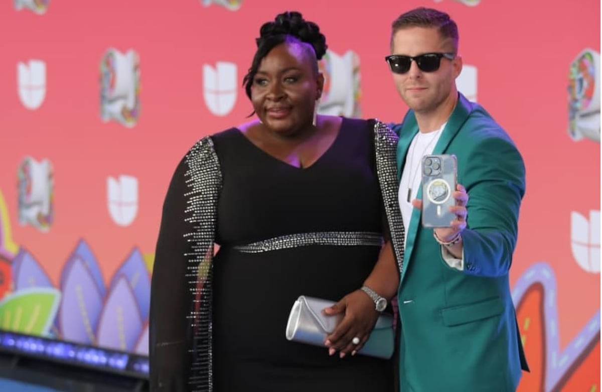 El alcalde Mayer Mizrachi llega con su ‘date’ en los Premios Juventud en Panamá