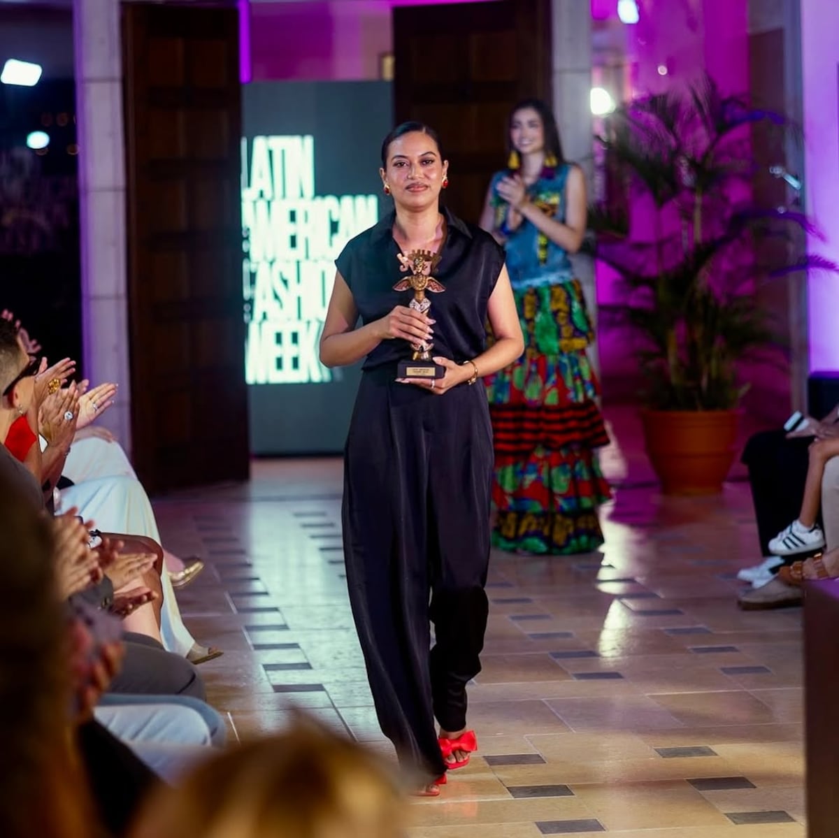 La estudiante veragüense Esther Rodríguez, ganadora del concurso de diseño de moda de Panamá Fashion Week 2025