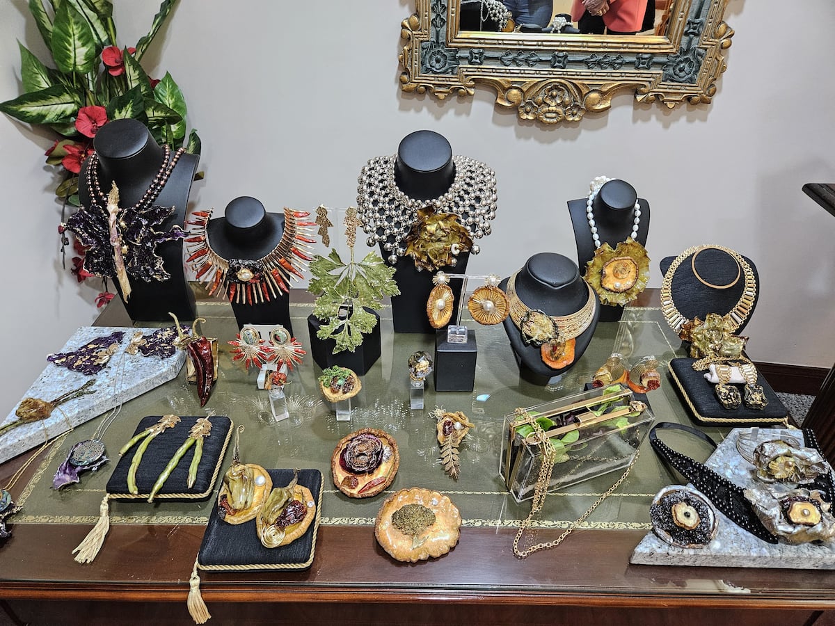 Las verduras convertidas en joyas: pendientes de pimientos y collares de alcachofas