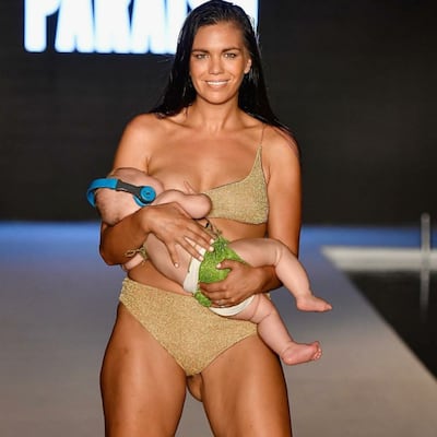 Mara Martin, la modelo que desfiló dándole pecho a su bebé