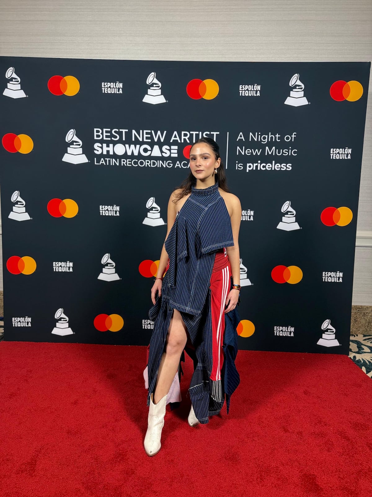 La cantante Yael Danon y sus atuendos de diseño panameño en los Latin Grammy 2025