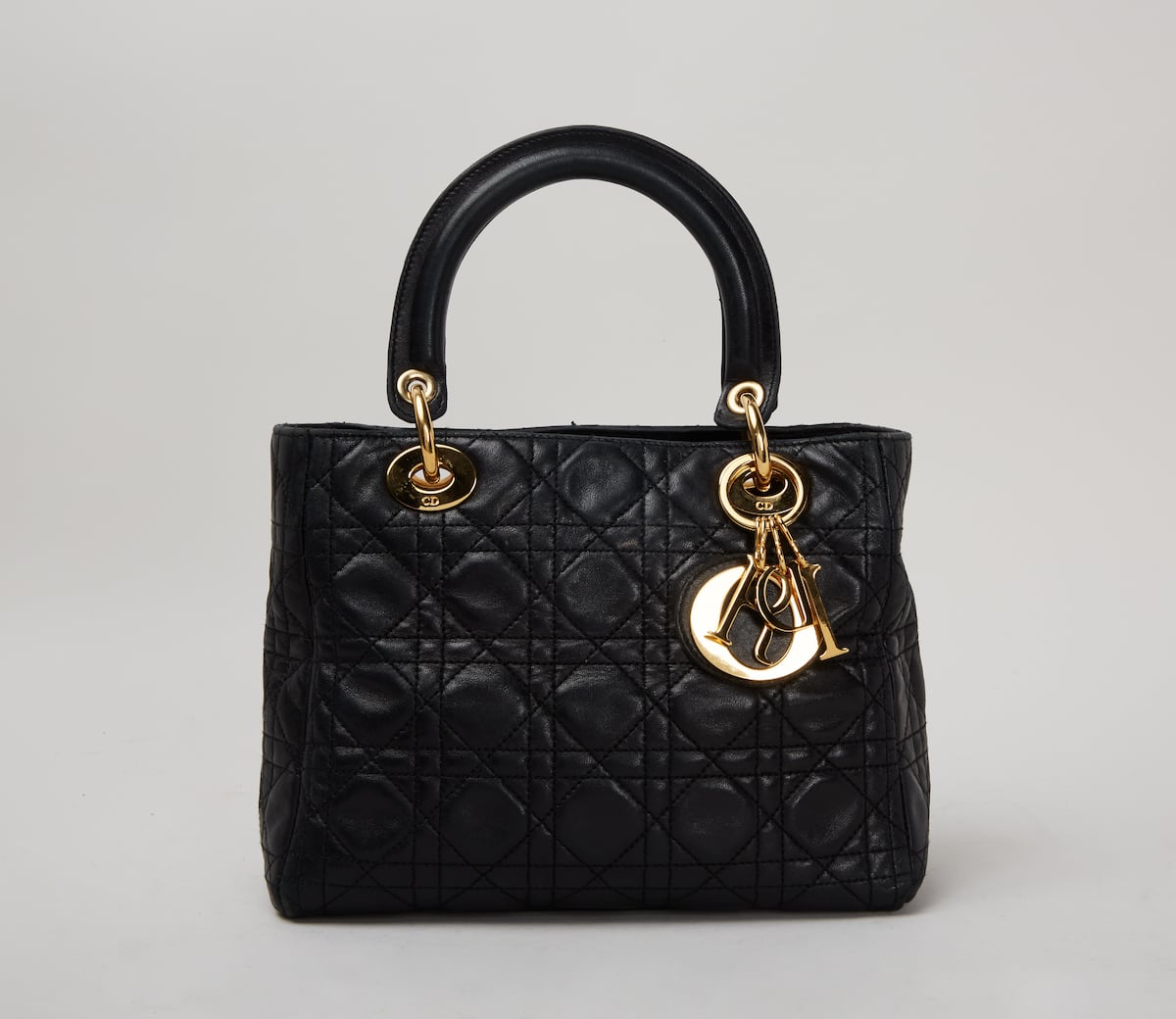 Sale a subasta una colección de más de 200 icónicas piezas del armario de Lady Di