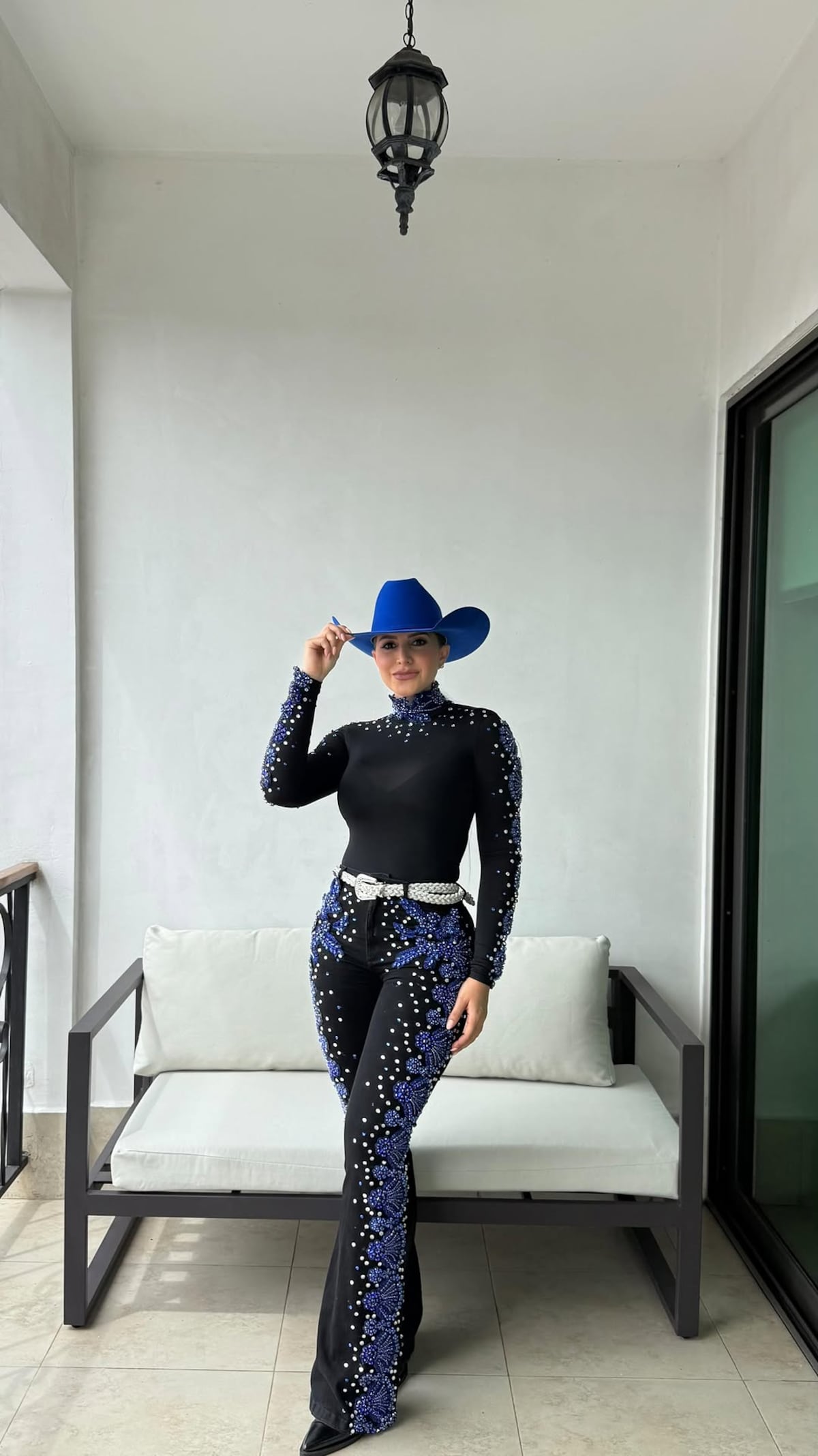 Katleen Levy y su atuendo con 500 cristales que lució para una cabalgata en las patronales de Santiago