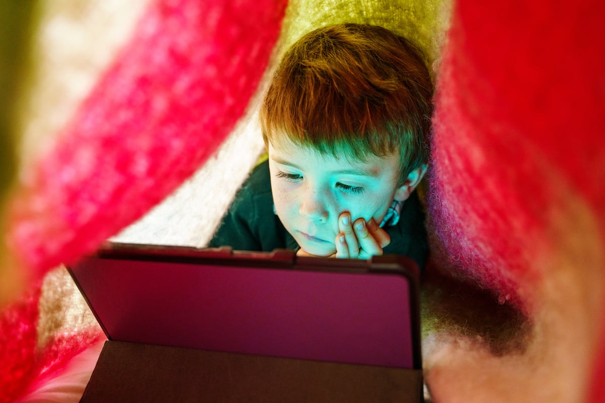 La exposición temprana a pantallas en niños se relaciona con cambios cerebrales en la adolescencia