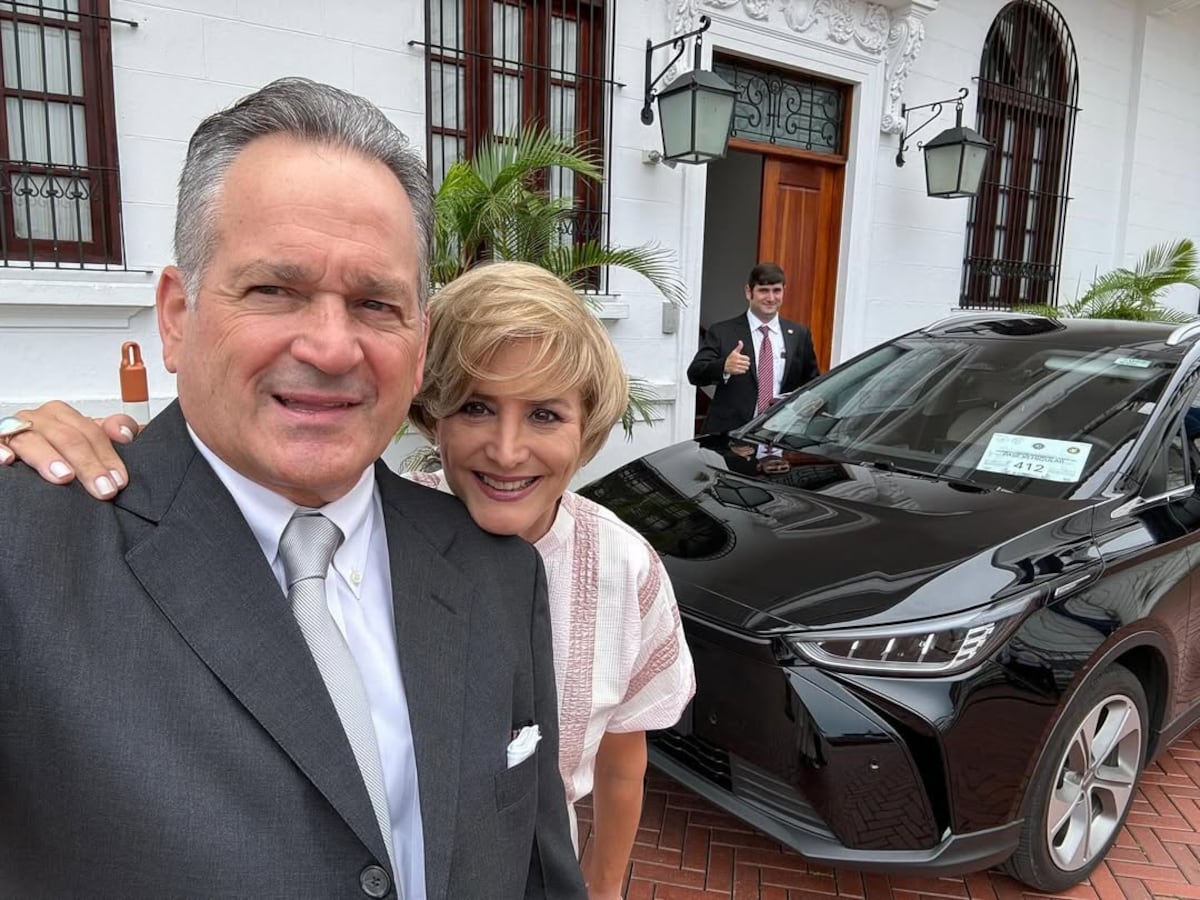 Juan Carlos Navarro, ministro de Ambiente, y su esposa Cuqui Campagnani festejan 40 años de casados