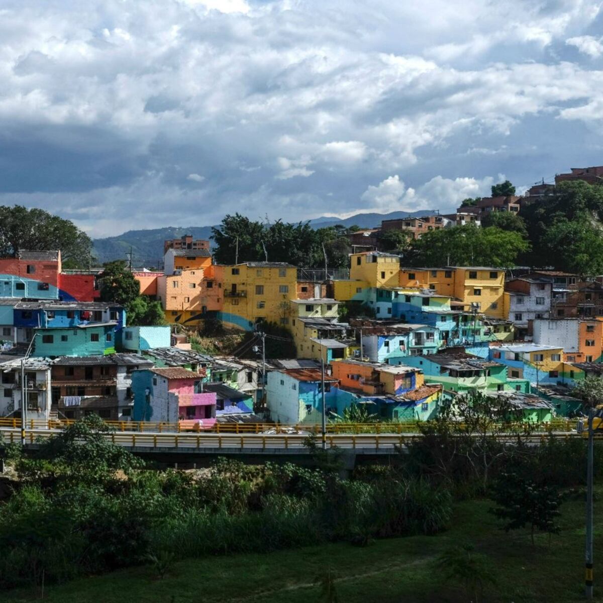 La colorida renovación del barrio El Pesebre en Medellín