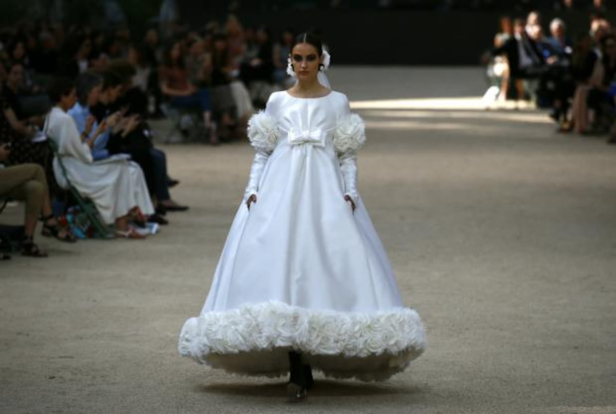 Sombreros, “tweed” y botas en la pasarela de Chanel en París