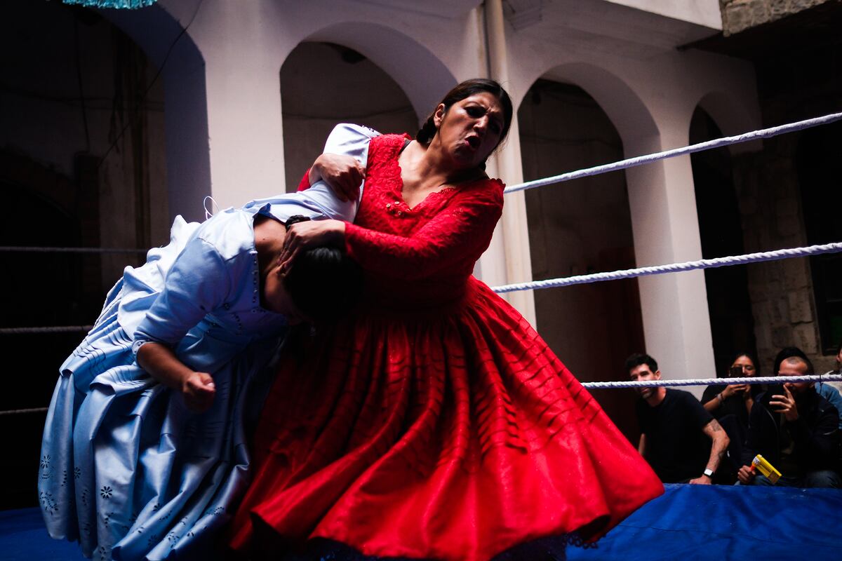 Cholitas luchadoras, arte y turismo en el centro cultural del boliviano Mamani Mamani