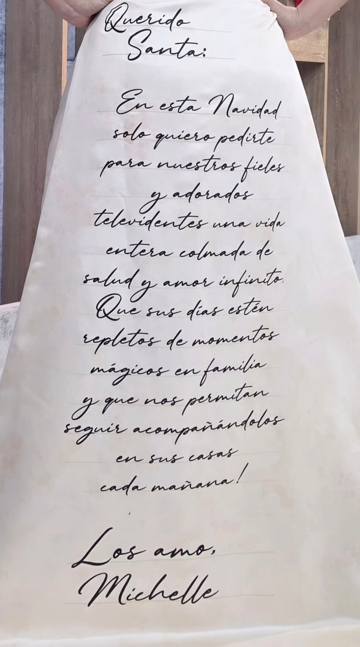 El vestido navideño de la presentadora Michelle Simons: un traje hecho en Panamá e inspirado en una carta a Santa