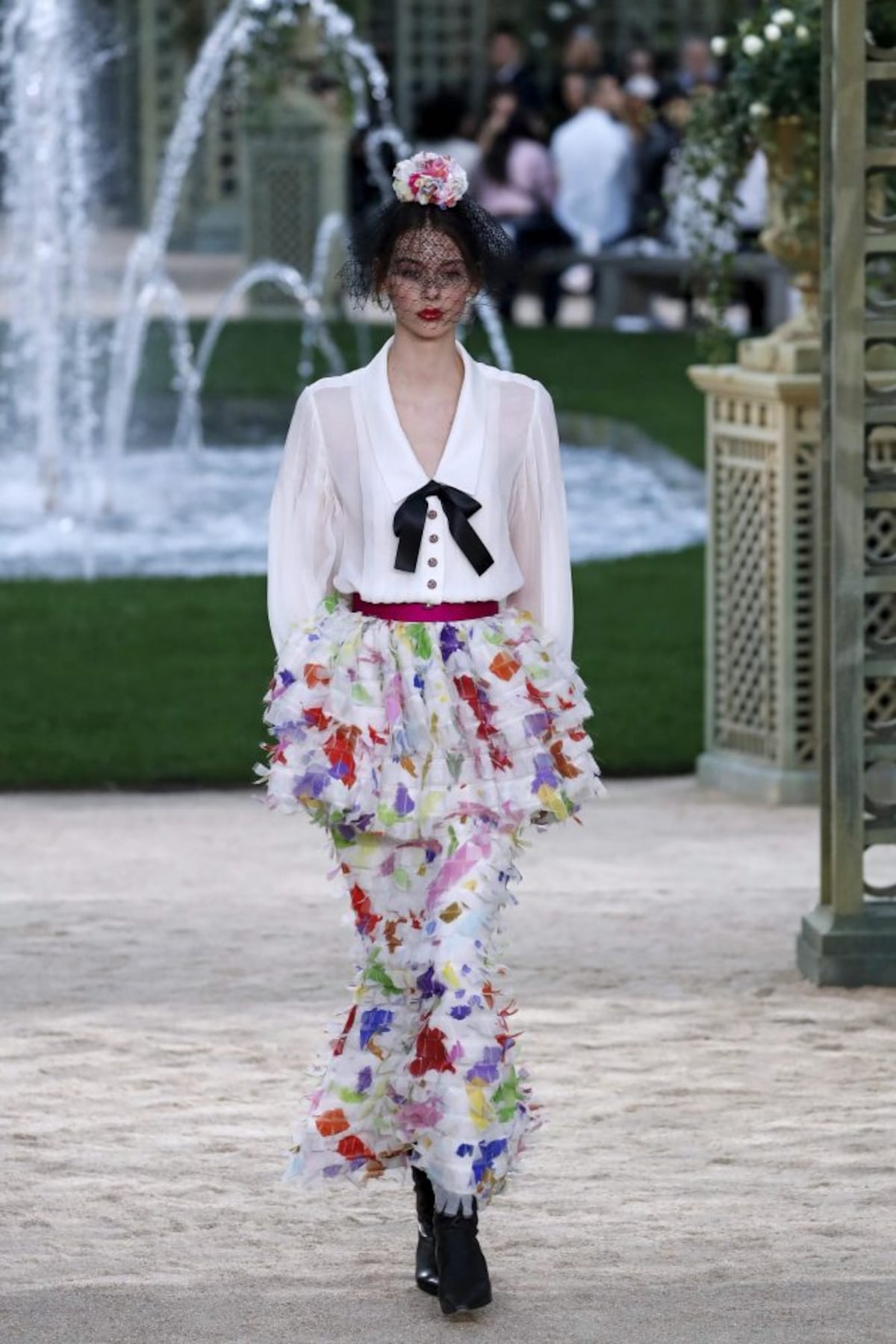 Brillo y rosas en el desfile Primavera Verano de Chanel en París
