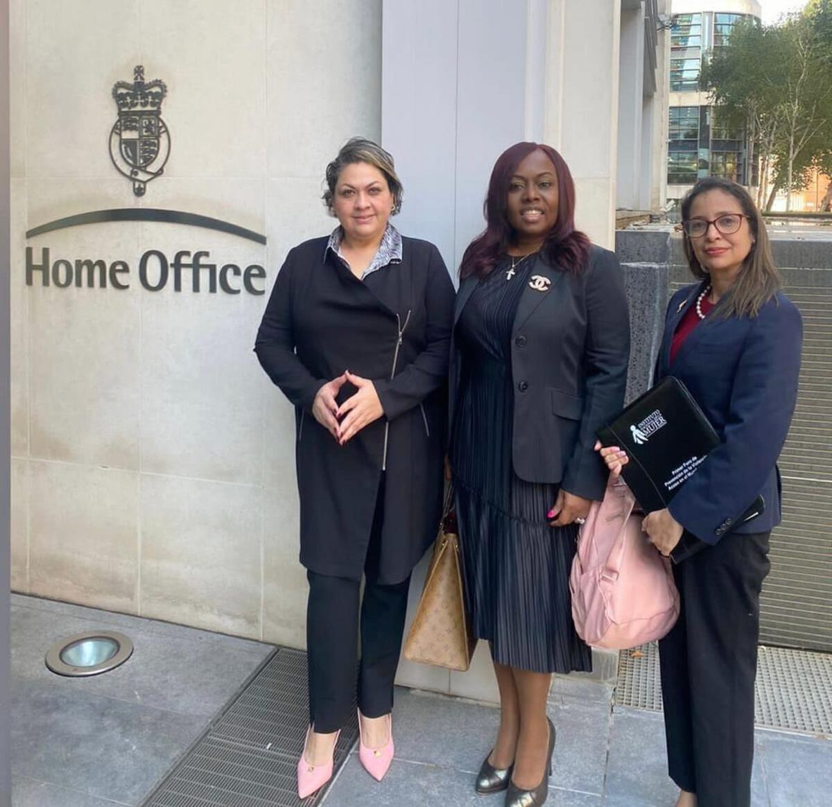 La diputada Kayra Harding está en Londres y firmó libro de condolencias por el fallecimiento de la reina Isabel II 