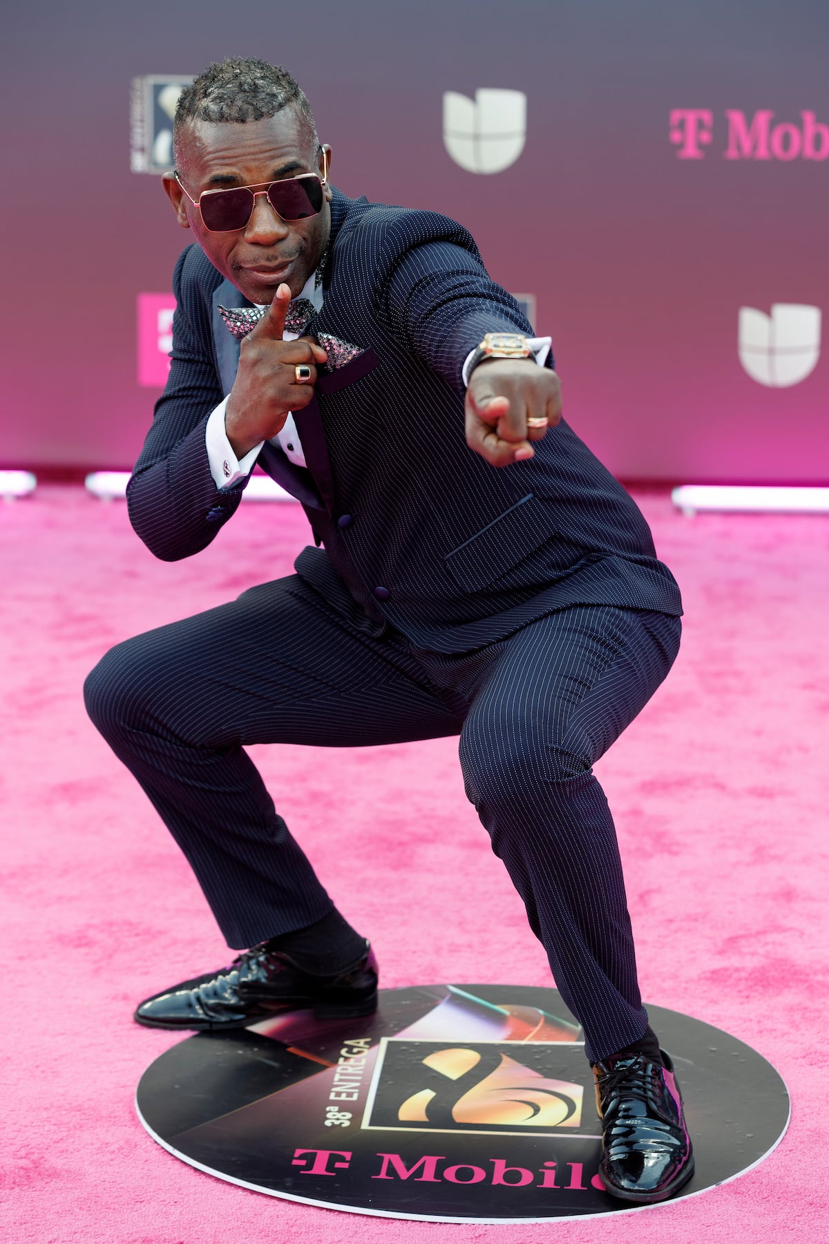 El ‘look’ de Nando Boom en los Premios Lo Nuestro: tuxedo con corbatín de lentejuelas