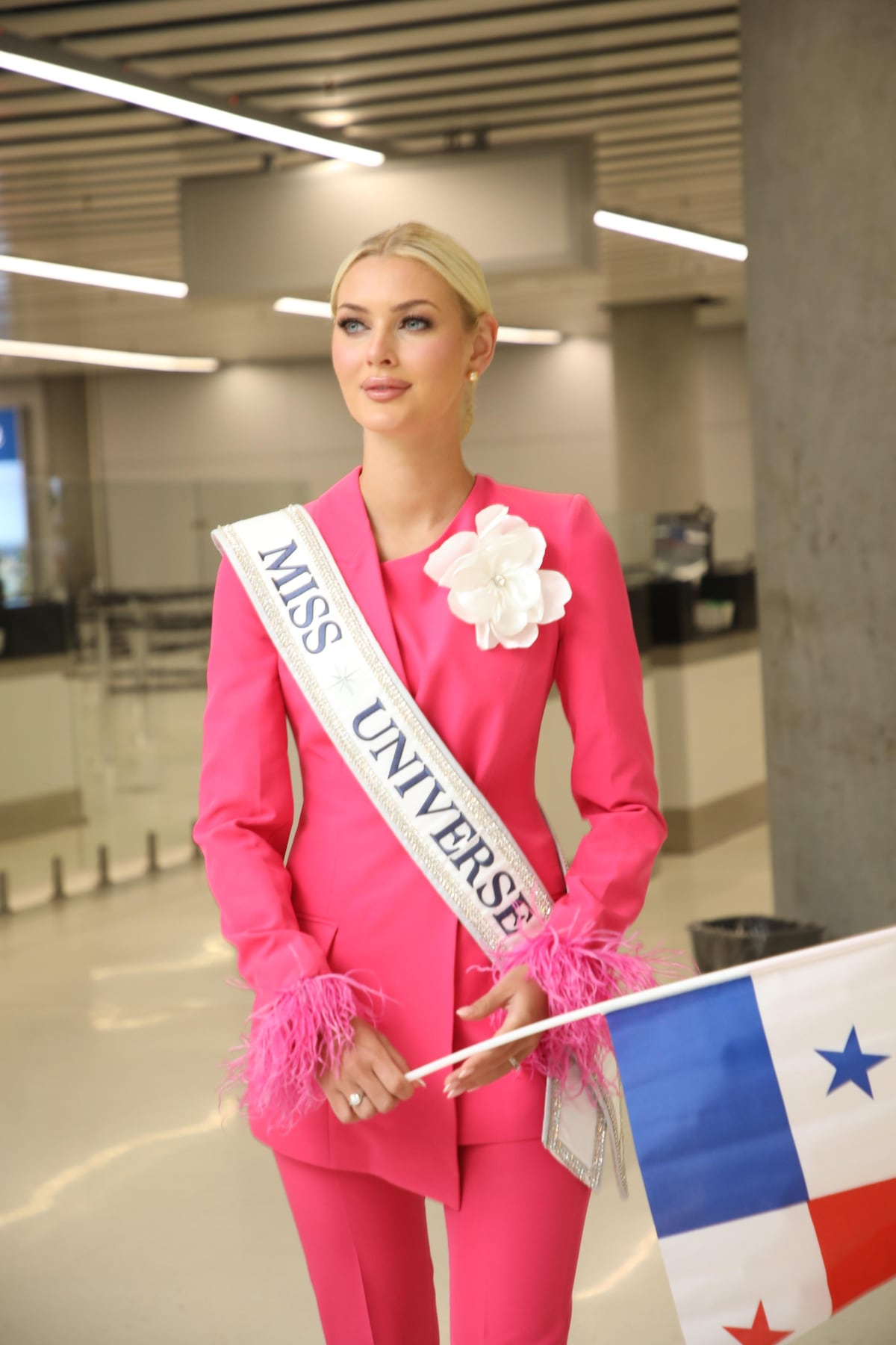 De fucsia y llevando un broche de flor, así lució Victoria Kjaer, Miss Universo, a su llegada a Panamá