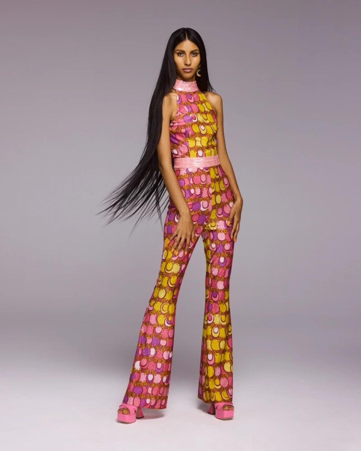 Moschino nos devuelve a los años 60 con su colección resort 2023