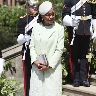 El delicado traje verde y el piercing de Doria Ragland, la mamá de Meghan