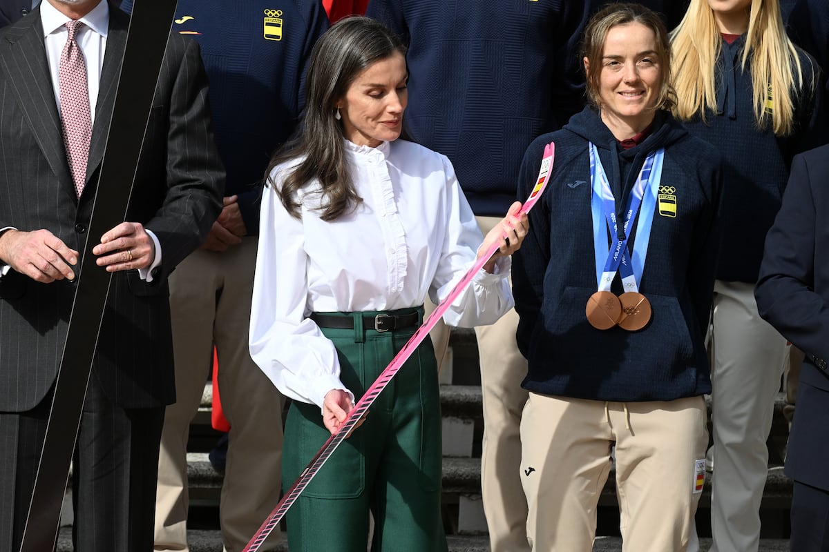 El ‘look’ ‘working girl’ de la reina Letizia de España: blusa blanca y pantalón verde de talle alto 