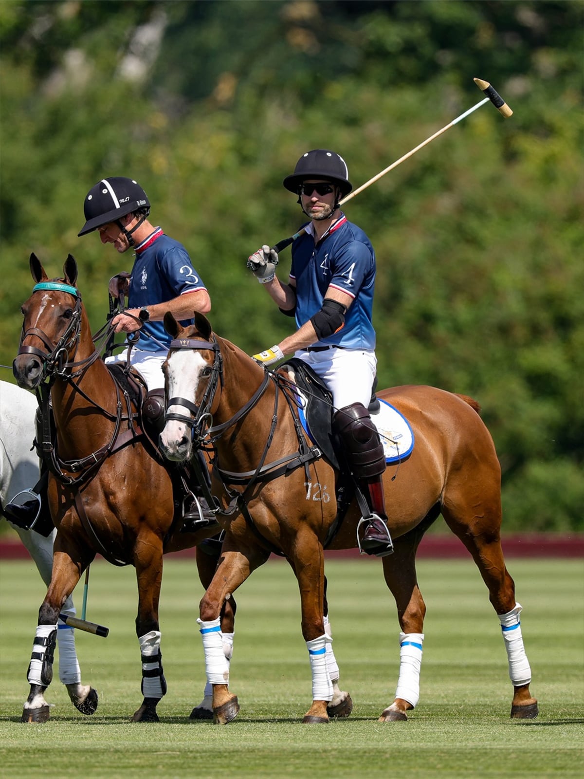 El príncipe William entra a la cancha de polo en torneo benéfico acompañado por Kate Middleton