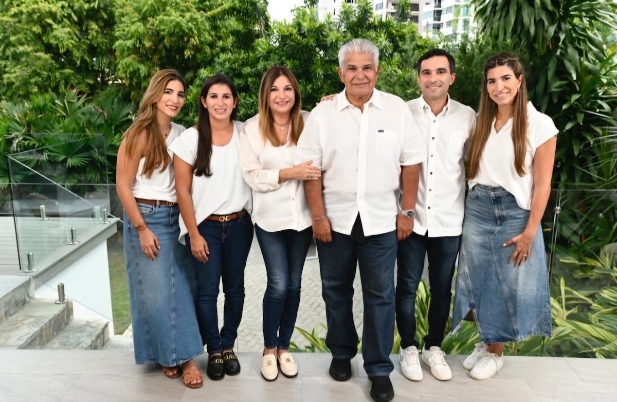 El presidente electo José Raúl Mulino y sus hijas mellizas
