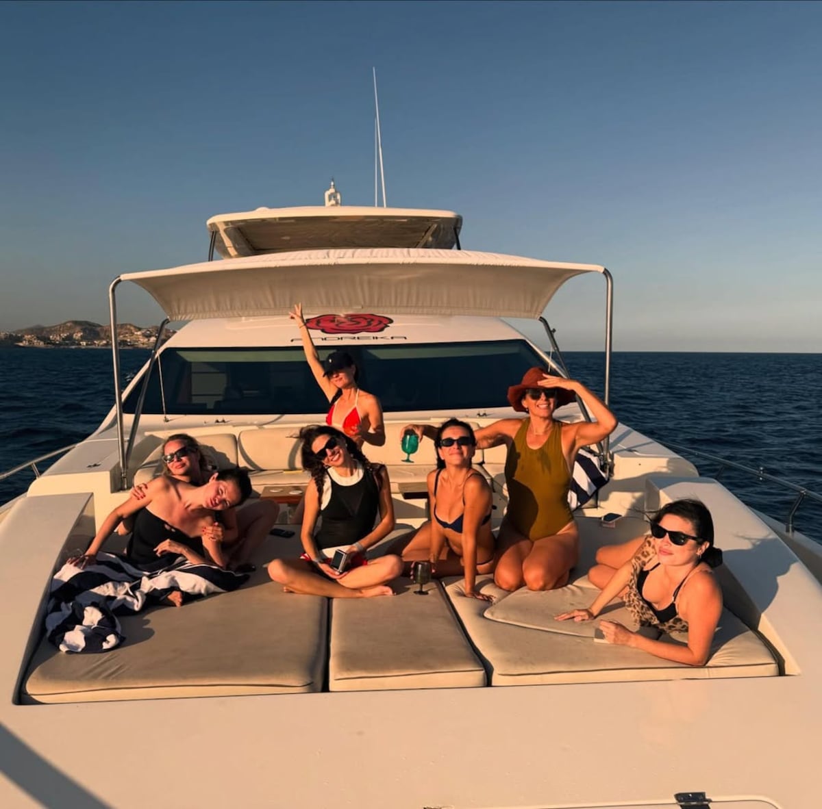 Selena Gómez celebra su despedida de soltera en una playa de México