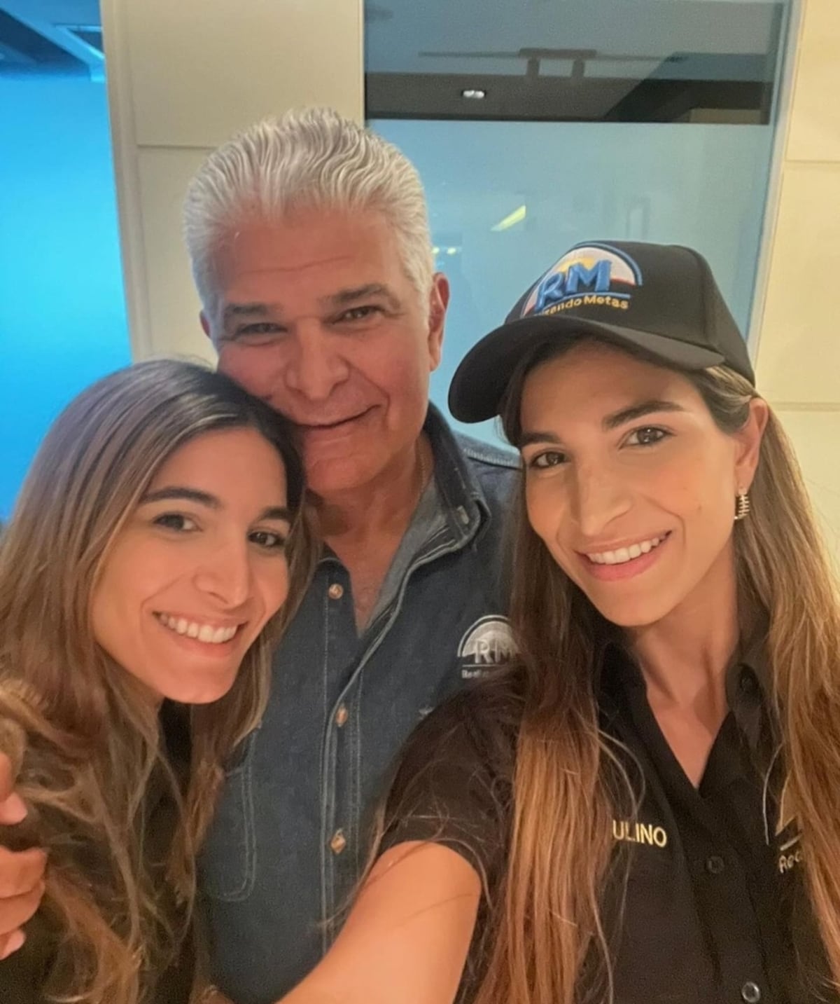 El presidente electo José Raúl Mulino y sus hijas mellizas