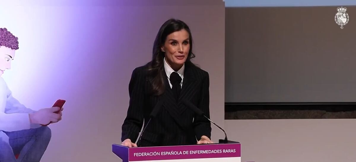 El traje sastre negro de la reina Letizia con el que impactó en su natal Oviedo