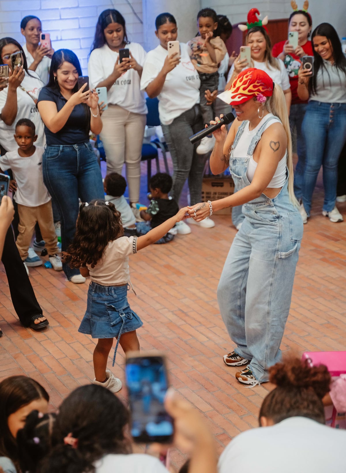 Karol G lleva regalos de navidad a niños de madres adolescentes en la costa colombiana