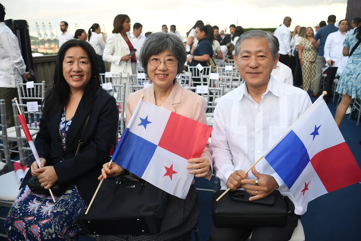 Nito Cortizo, su esposa Yazmín, y otros asistentes al acto de conmemoración de los 25 años del Canal en manos panameñas