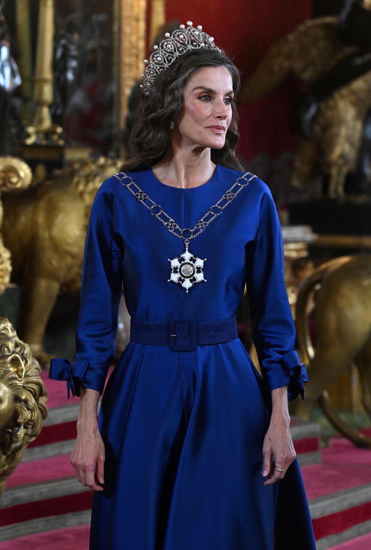 La reina Letizia de España, su vestido azul satinado y el impresionante collar que le regaló el Sultán de Omán