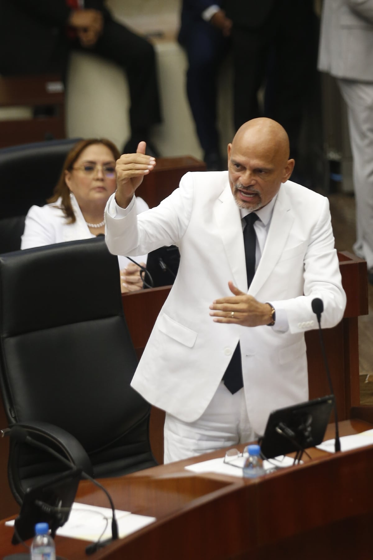 7 nuevos diputados panameños en traje blanco