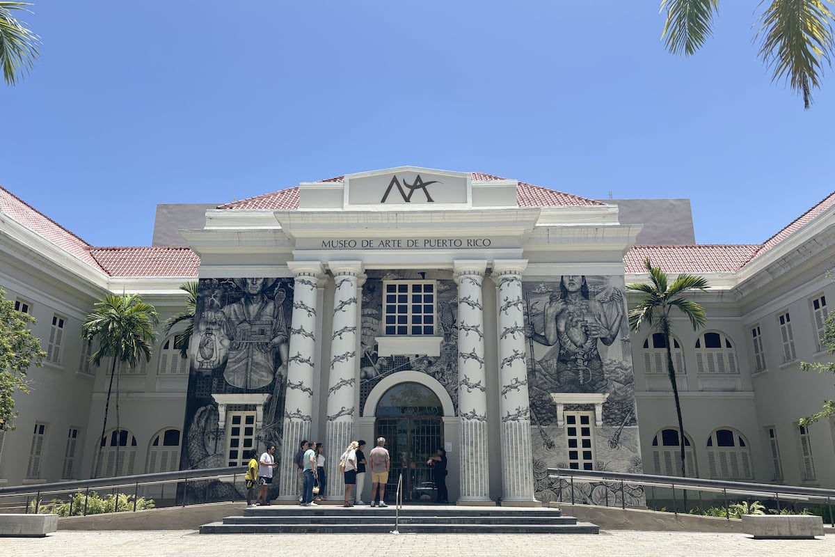 Exposición de calzado Adidas de Bad Bunny genera interés en Museo de Arte de Puerto Rico