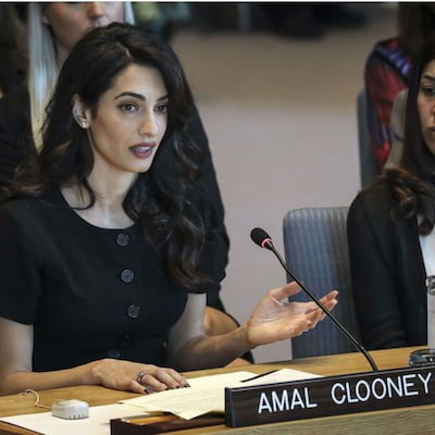 Amal Clooney pide procesar por violación a miembros del Estado Islámico