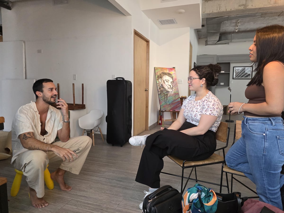 El detrás de cámaras de la sesión de fotos con el cantante panameño Robert Spratt para ELLAS