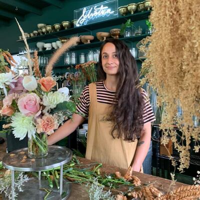 ‘La gente envía flores para poder estar’
