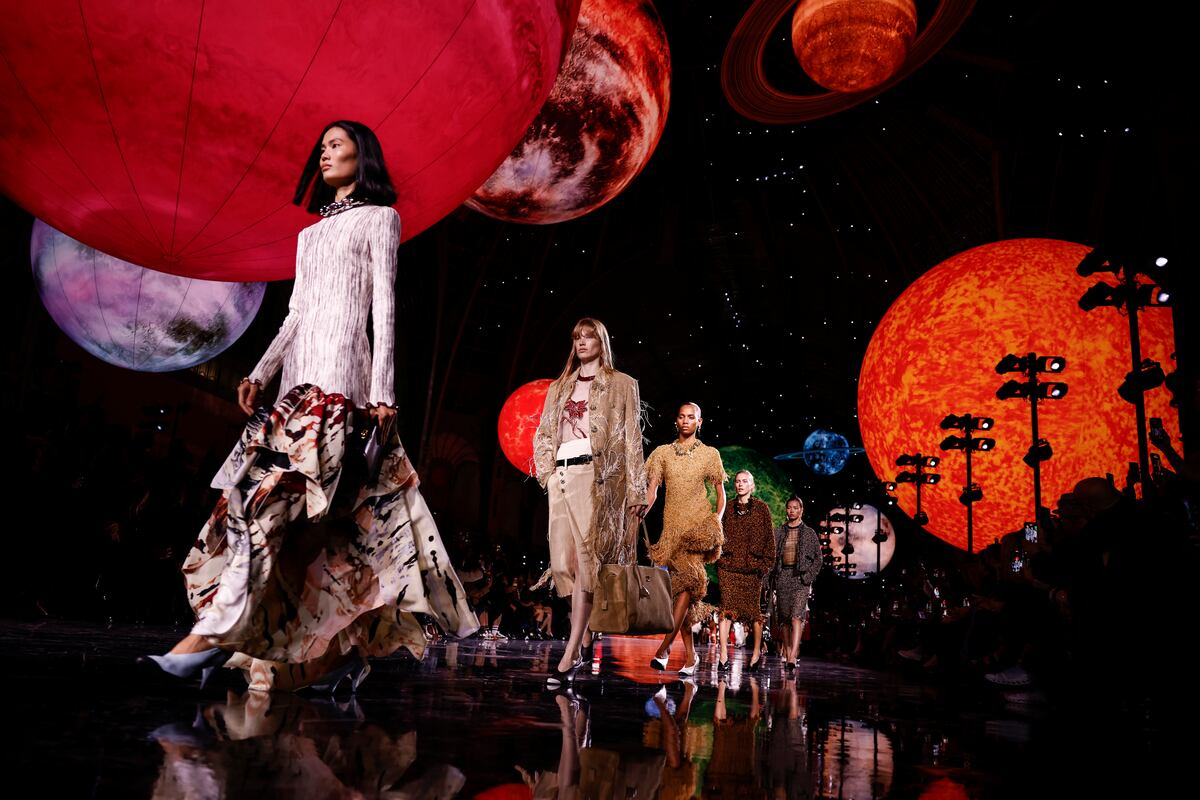 Chanel inaugura en París la era de Matthieu Blazy con una moda de aplauso