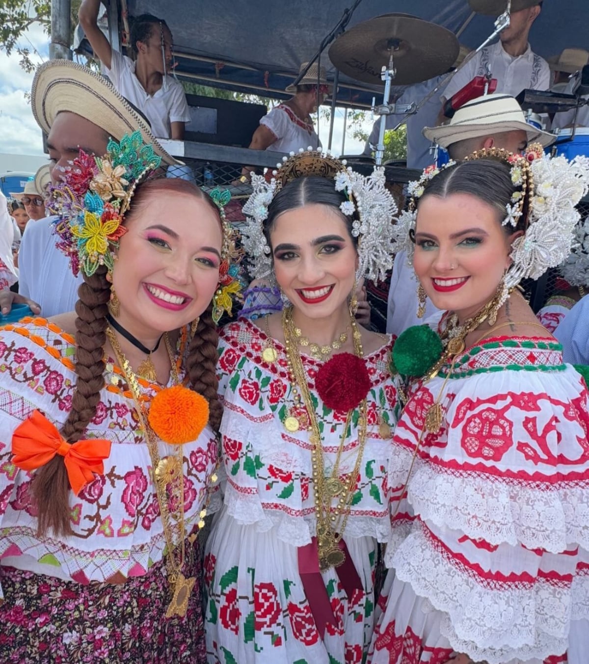 Maricel de Mulino, Irma Hernández, Nicolle Ferguson y otras personalidades en el Desfile de las Mil Polleras