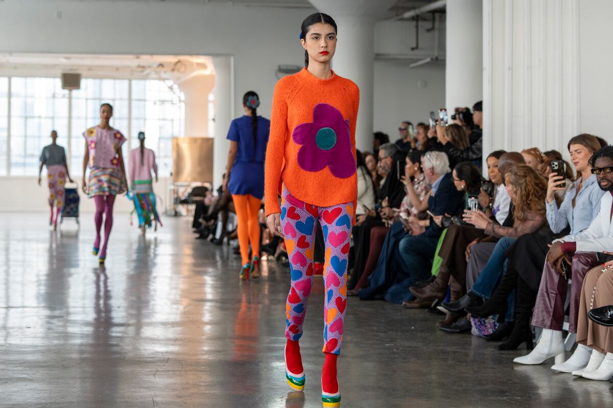 Ágatha Ruiz de la Prada presenta colección de moda hecha con piezas reutilizadas