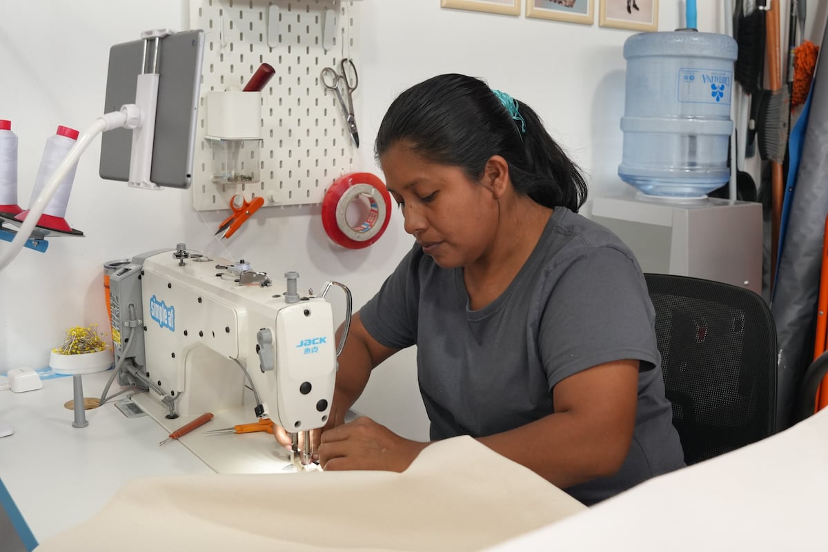 Fuerza entre costuras: mujeres que cosen y crecen