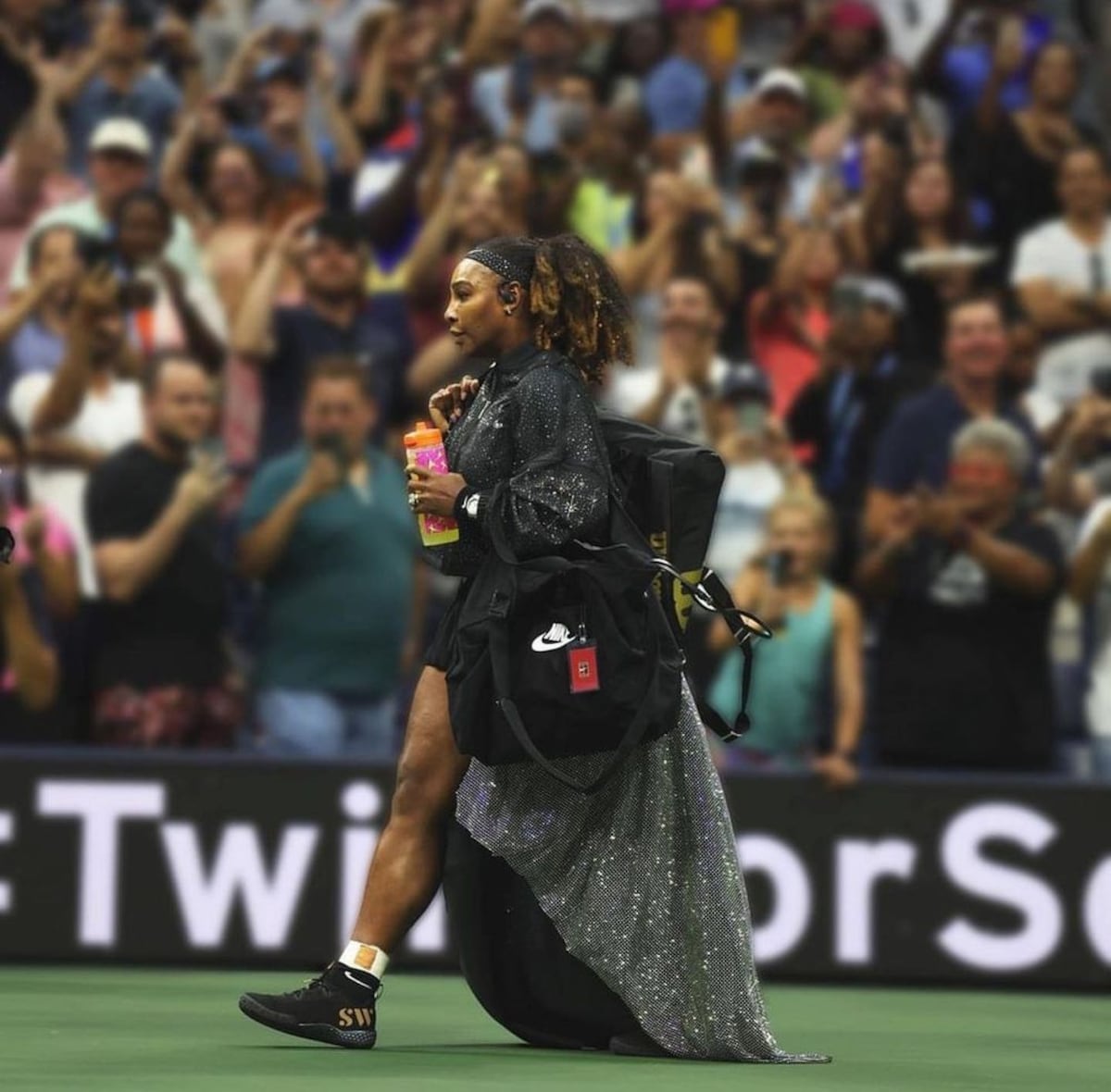 El traje brillante y las zapatillas con 400 diamantes de Serena Williams en el US Open