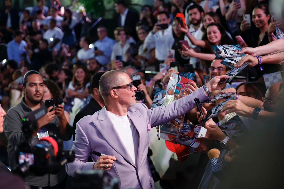 Rapado y vestido de lila, las fotos de Brad Pitt en México para presentar la película ‘F1′