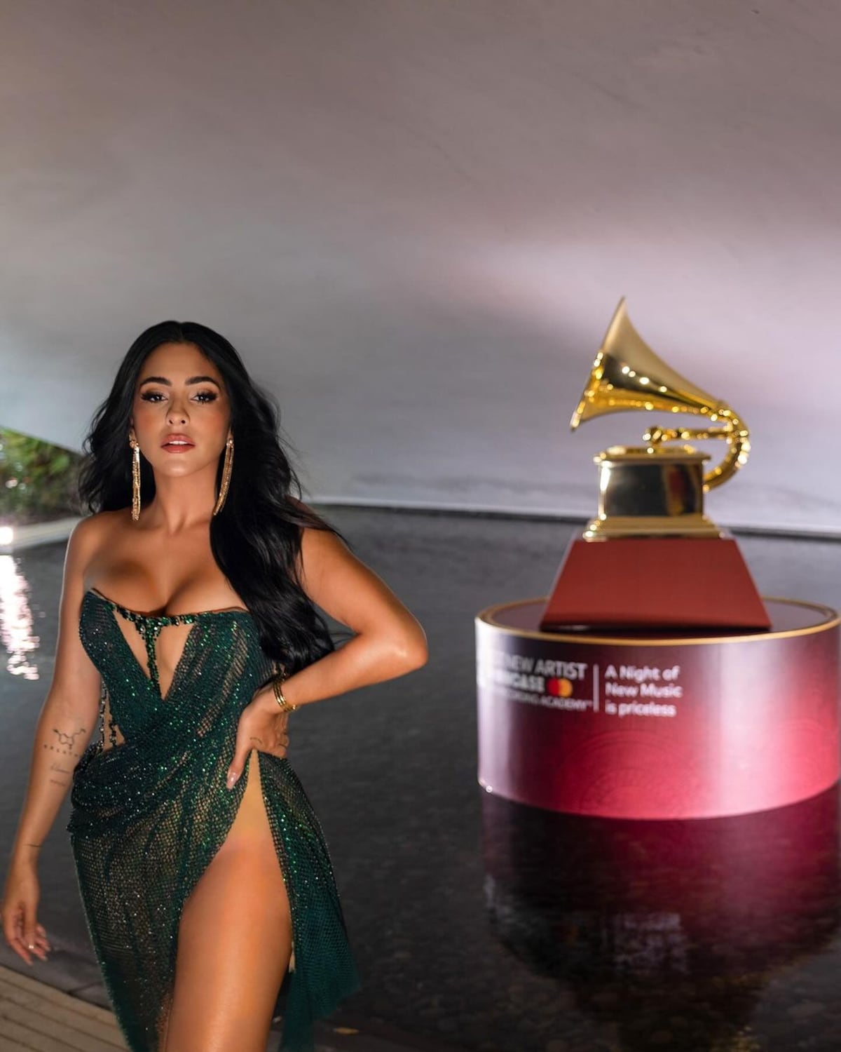 Sin tela hasta la cintura: Jacky Guzmán y su ‘look’ de diseño panameño en un evento de Latin Grammys