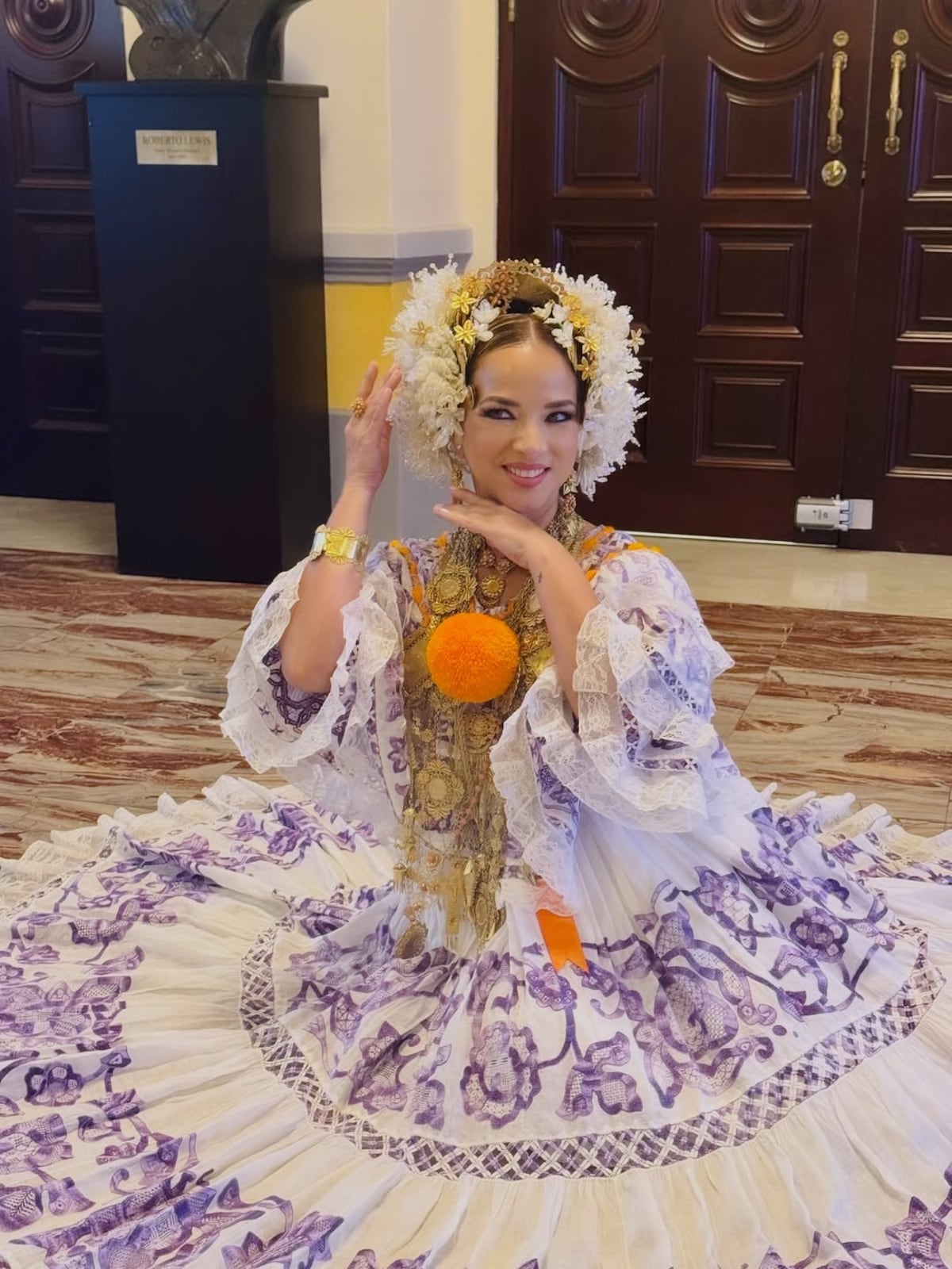 La presentadora Adamari López se viste de pollera en Panamá