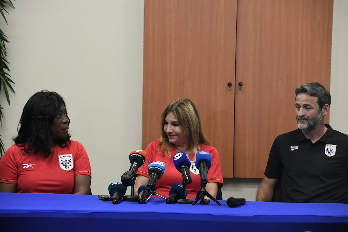 Con la camiseta puesta, Maricel de Mulino y Lucy Molinar reciben en Tocumen a la Selección de Panamá