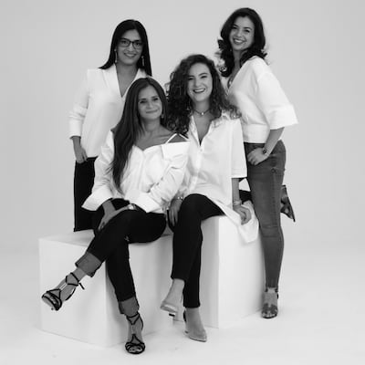 4 diseñadoras en el atelier con esencia