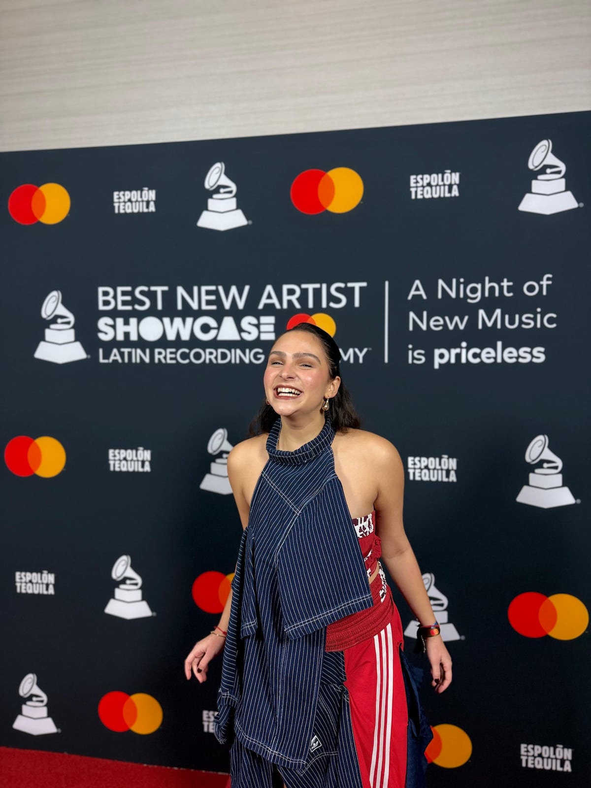 La cantante Yael Danon y sus atuendos de diseño panameño en los Latin Grammy 2025